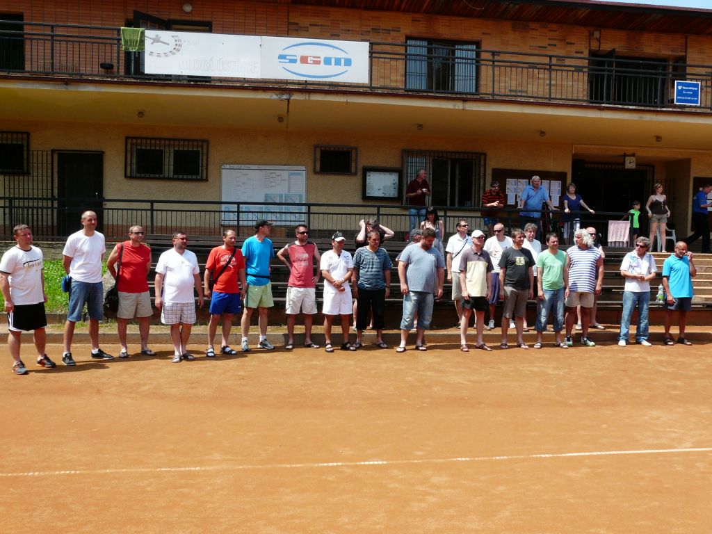 zahájení s účastníky tenisu
